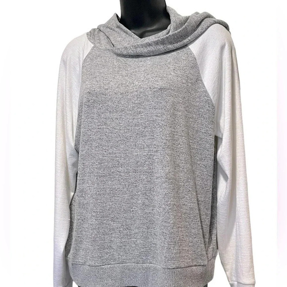 🍀2/$22 GAP Raglan Softspun Hooded Lightweight Sweater Gray White Womens Medium - Picture 3 of 12